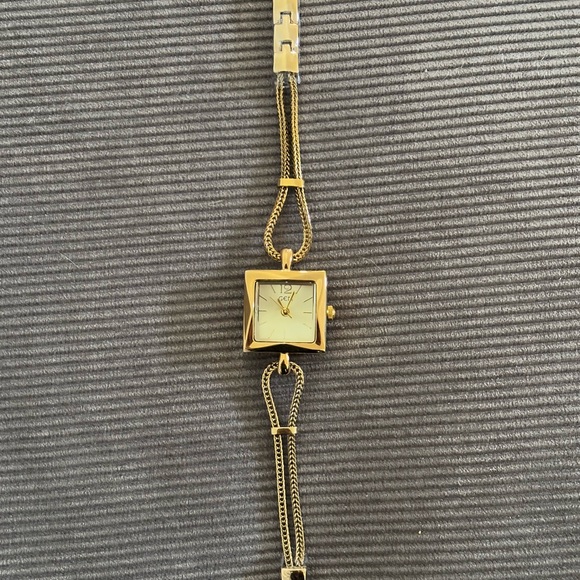 Elegant Gold Square Women's Watch - Picture 3 of 7